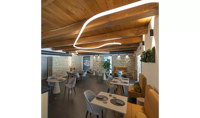 Kayma' Lounge Bar & Restaurant