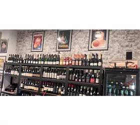 Cantina di mare, vini sfusi, imbottigliati, liquori e gin artigianali.