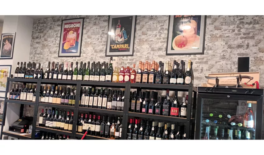 Cantina di mare, vini sfusi, imbottigliati, liquori e gin artigianali.