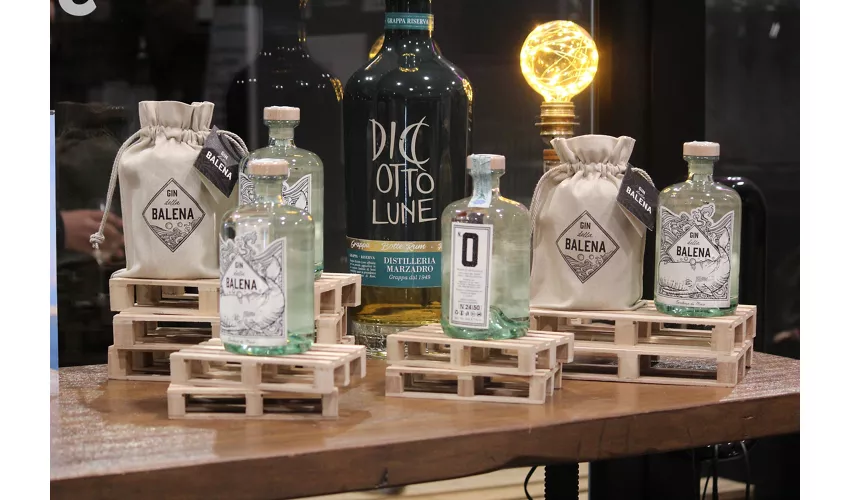 Cantina di mare, vini sfusi, imbottigliati, liquori e gin artigianali.