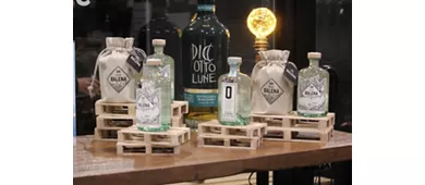 Cantina di mare, vini sfusi, imbottigliati, liquori e gin artigianali.