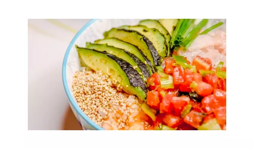 Momi | Hagakure Poke & Sushi