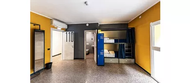 Marathon Hostel Beds & Beer