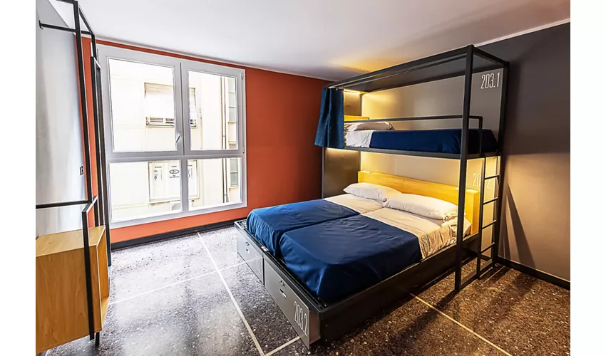 Marathon Hostel Beds & Beer