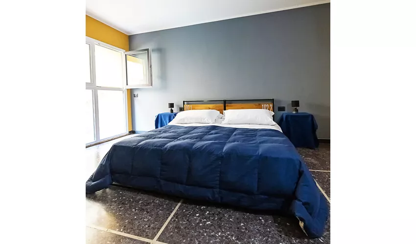 Marathon Hostel Beds & Beer