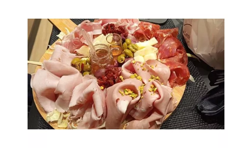 TAPE' FOOD AND DRINK