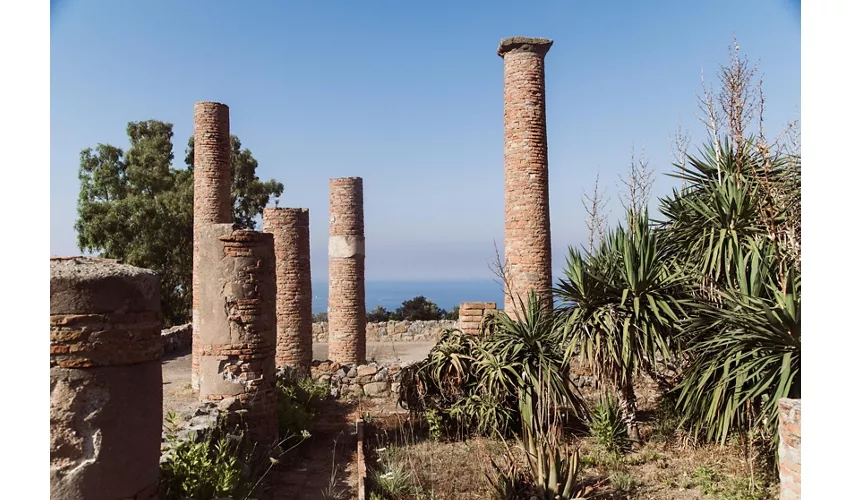 Zona arqueológica de Tíndaris y teatro antiguo