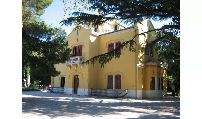 Museo històrico y el parque del Castillo de Miramar