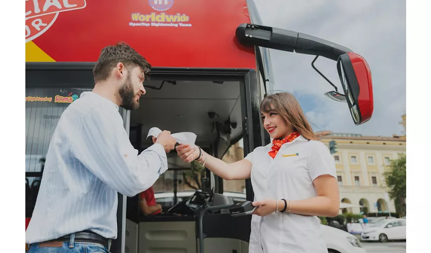 Roma: Autobús Hop-on Hop-off + Traslados desde Civitavecchia
