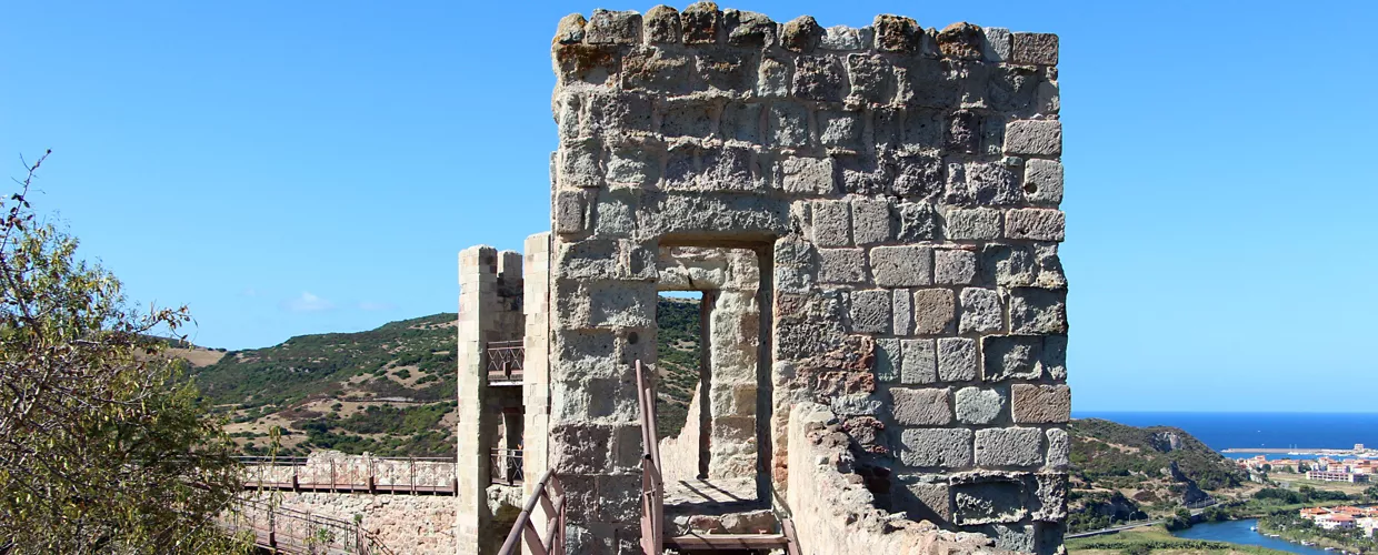 Malaspina Castle (Castle of Serravalle)