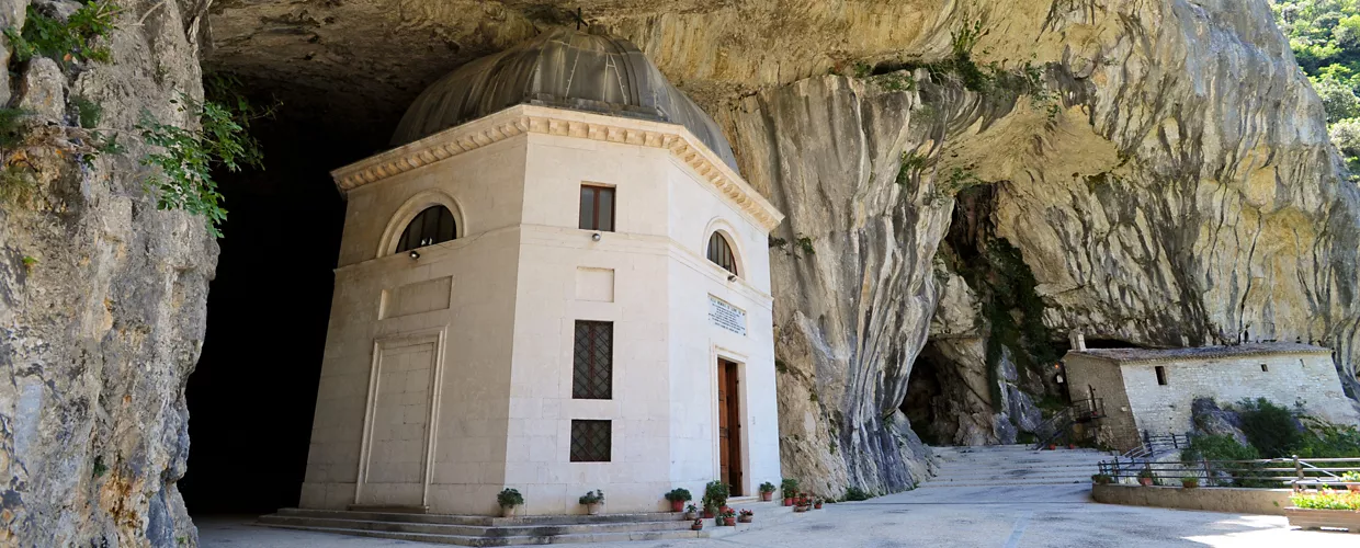 Il tempio del Valadier e l’Eremo Santa Maria Infra Saxa