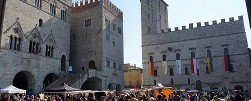 El desafío de San Fortunato, una inmersión en la Edad Media en Todi. A mediados de octubre la "Ciudad de los Arqueros" vuelve a la Edad Media.