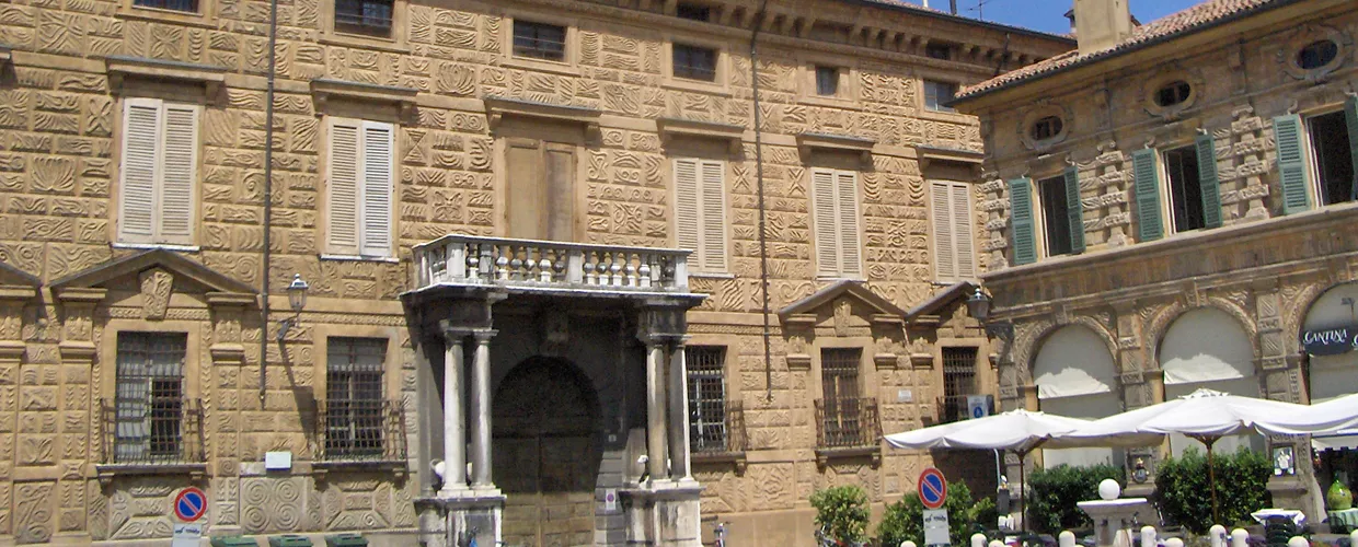 Piazza Canossa