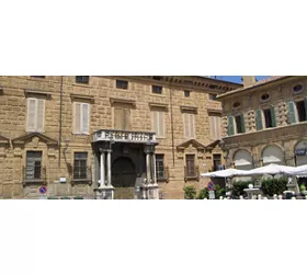 Piazza Canossa