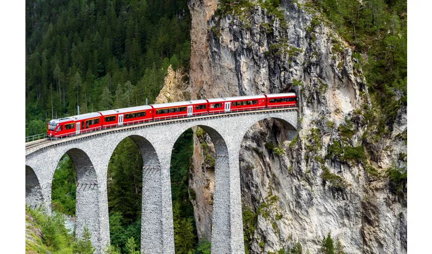 St. Moritz: tour guidato in giornata da Milano + biglietti per il Bernina Express