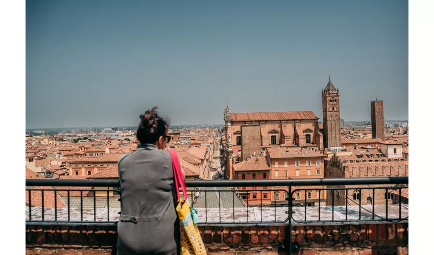 Bolonia: Visita guiada a pie + Entrada al Archiginnasio y a la Torre del Reloj