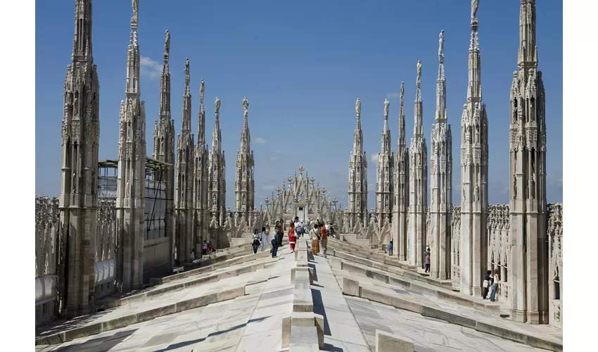 Duomo di Milano: Corsia preferenziale per il complesso del Duomo con il tetto