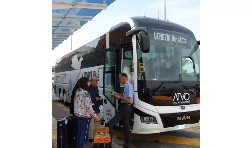 Venice: Shuttle Bus Transfer from Venice to Treviso Canova Airport