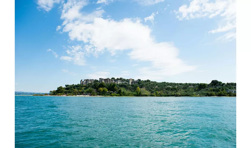 Lago di Garda: Tour in Barca di 4 Ore con Degustazione di Vini da Sirmione