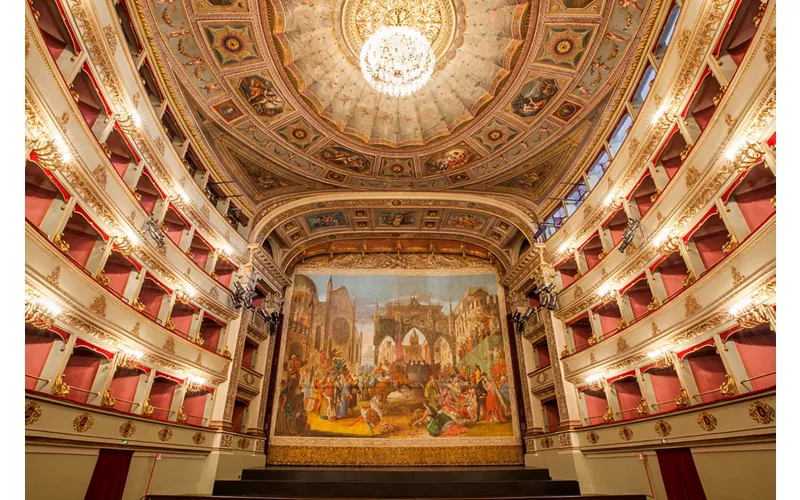 Tra sapere e musica, il teatro come identità