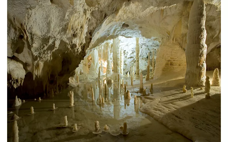 Les grottes de Frasassi : un monde souterrain entre magie et nature (AN)