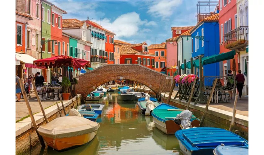 Murano & Burano: Boat Tour + Glass-blowing Demonstration