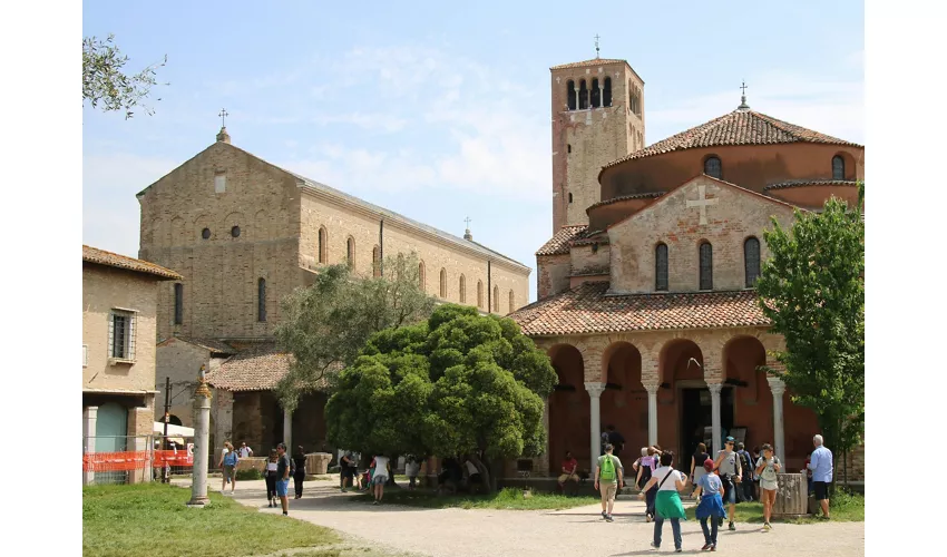 Murano, Burano & Torcello: Boat Tour + Glass-blowing Demonstration