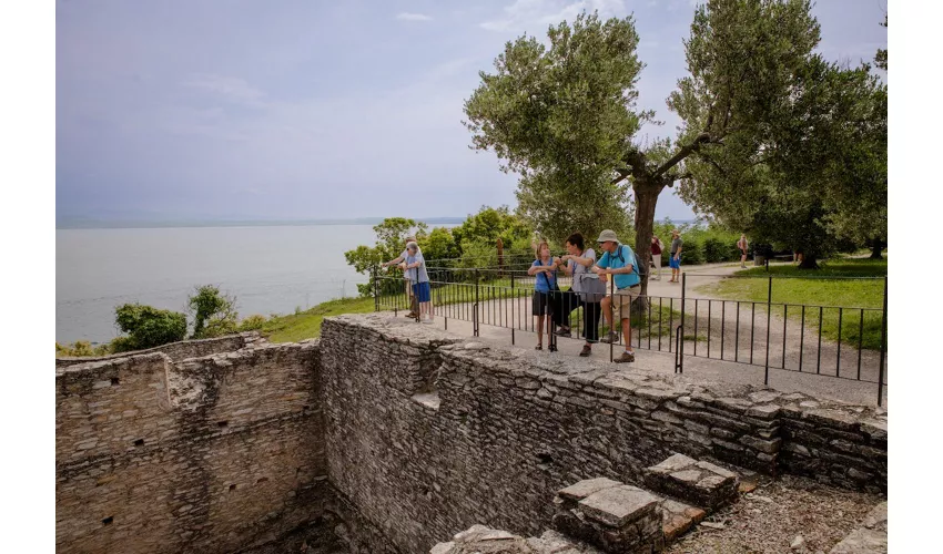 Sirmione: Excursión en barco y Cuevas de Catullo