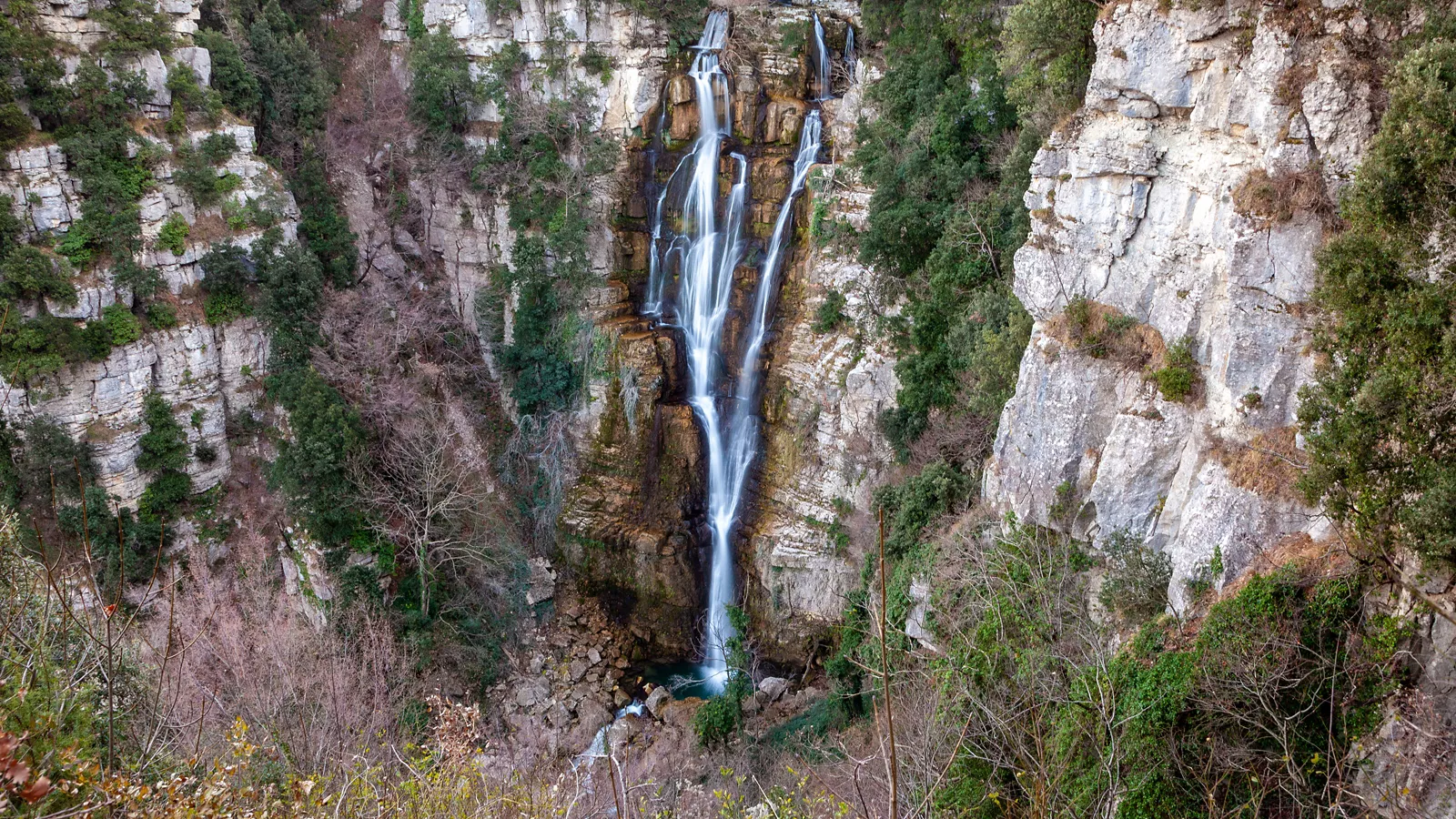 Cascate del Verde, a glimpse of rare beauty in the Apennines