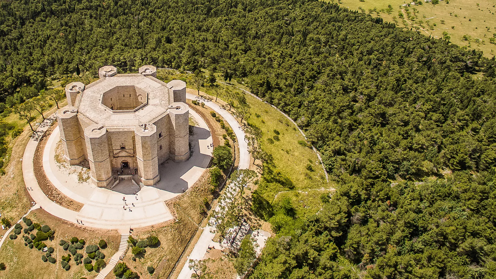 Castel del Monte: the fortress of mysteries in Andria