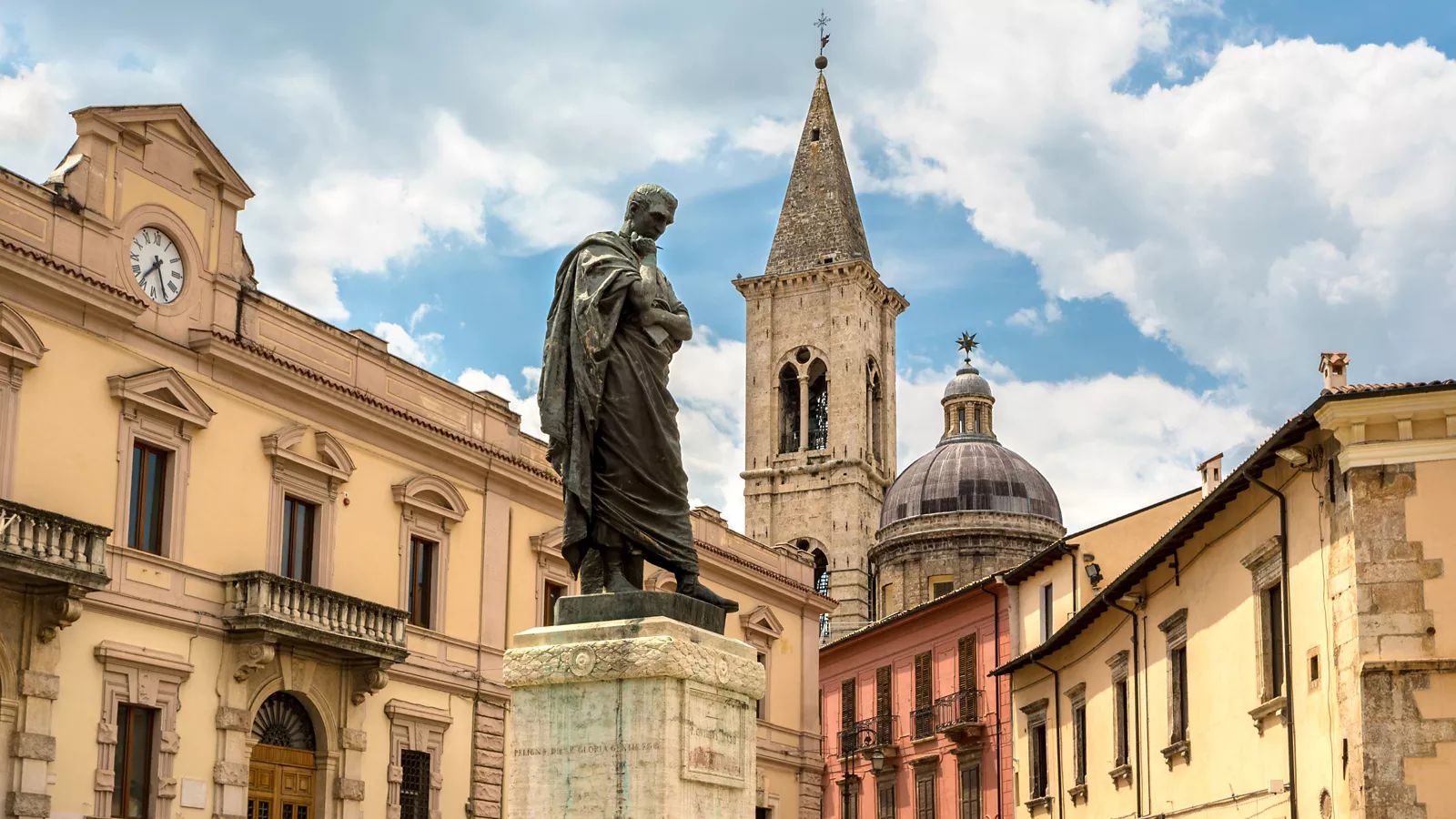 Piazza XX Settembre a Sulmona in Abruzzo