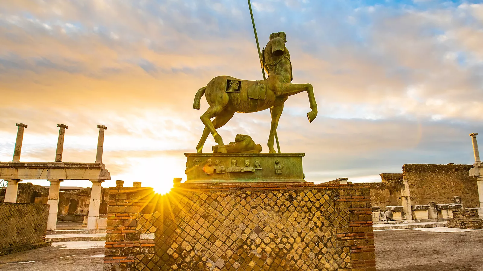 Discovering the archaeological area of Pompeii, Herculaneum and Torre Annunziata