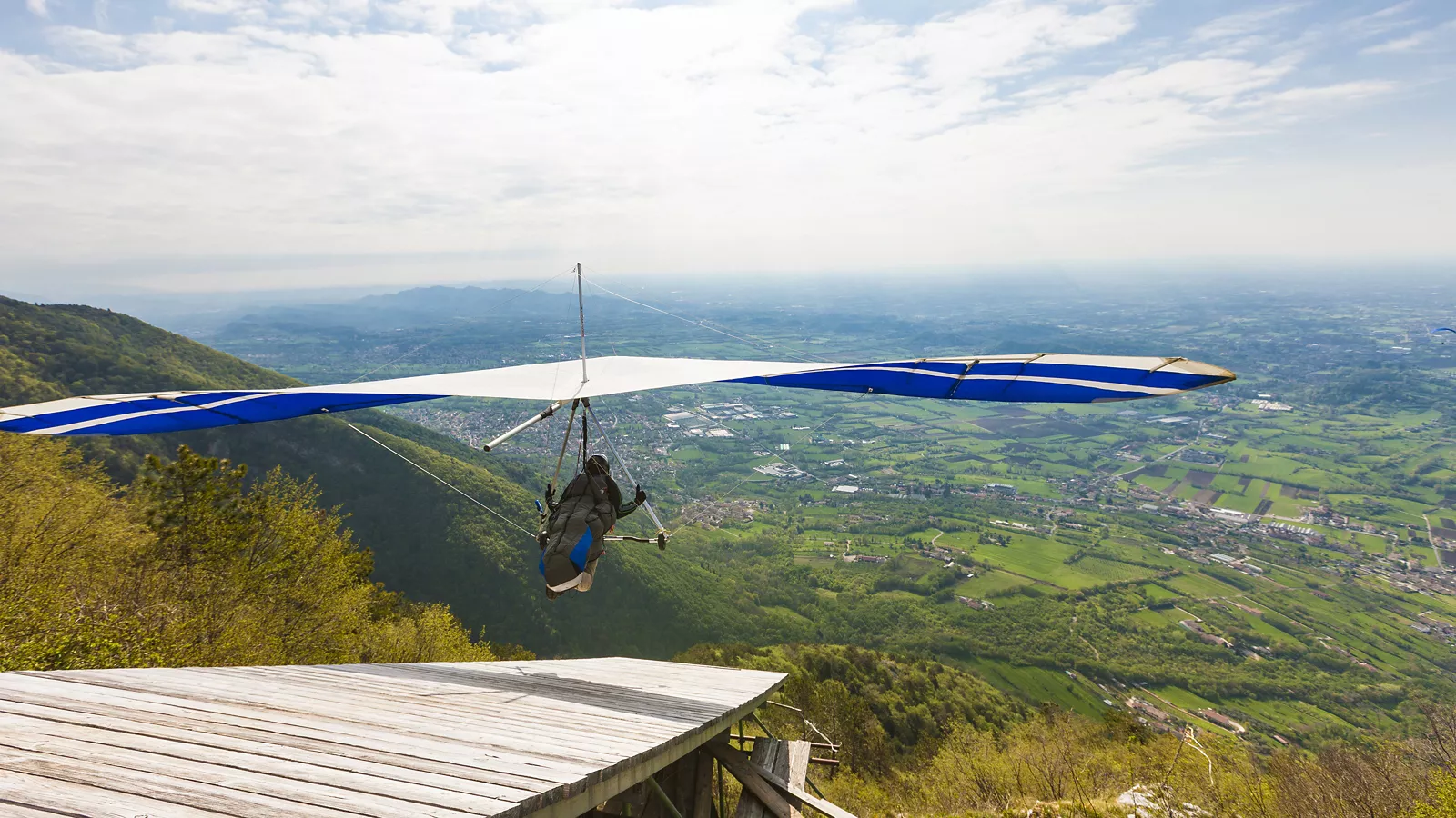 Veneto, the thrill of flying over mountains and cities of art, taking off from the Monte Grappa massif