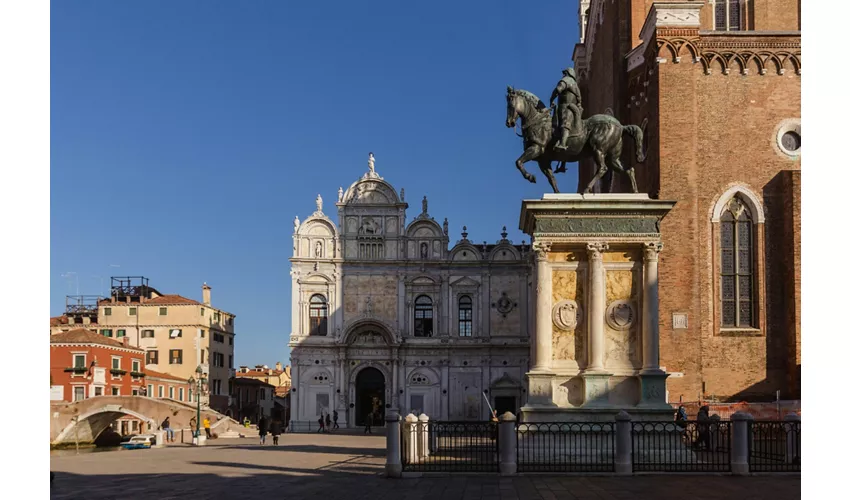 Hidden Venice: The Unusual Walking Tour & Gondola Ride