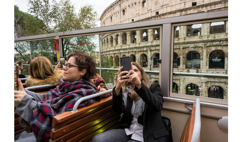 Roma: Tour audio-guidato con bus aperto d'epoca + cibo di strada