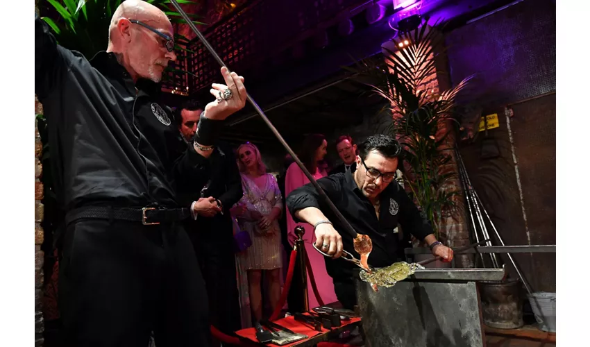 Murano: Demostración de soplado de vidrio en la Catedral del Vidrio + Bebida