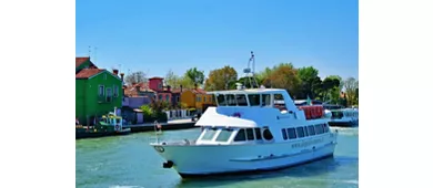 Murano y Burano: Excursión en barco + Demostración de soplado de vidrio desde la estación de tren