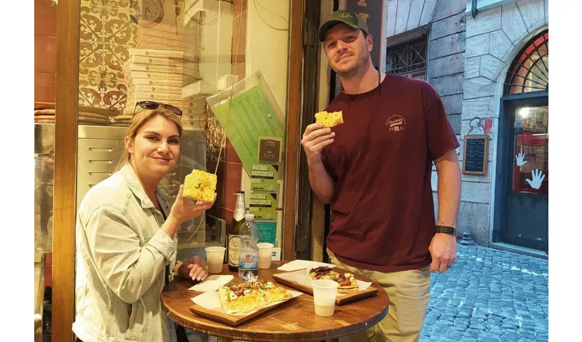 Roma: Tour della pizza e dei drink al tramonto presso il Colosseo