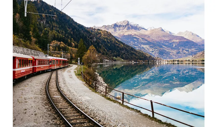Comer See & St. Moritz: Tagestour ab Mailand + Fahrt mit der roten Bernina-Bahn & Bootstouren