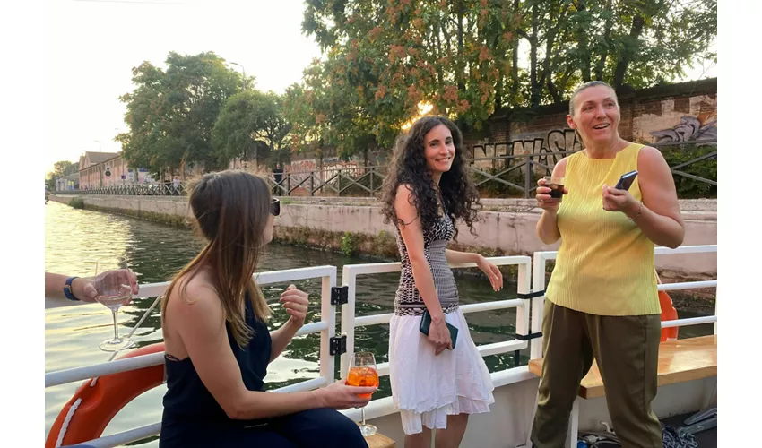 Aperitif by boat on the Navigli