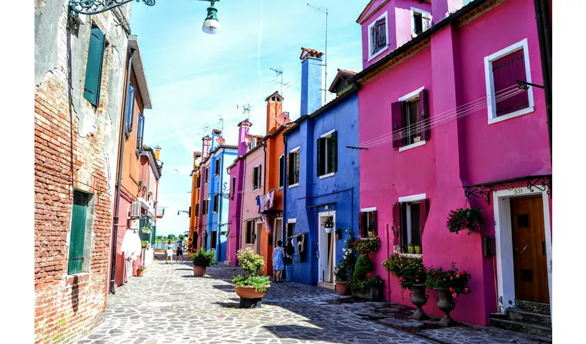 Murano y Burano: Excursión Privada en Barco + Demostración de Soplado de Vidrio y Encaje