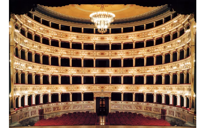 Tra mare, borghi e palcoscenici identitari