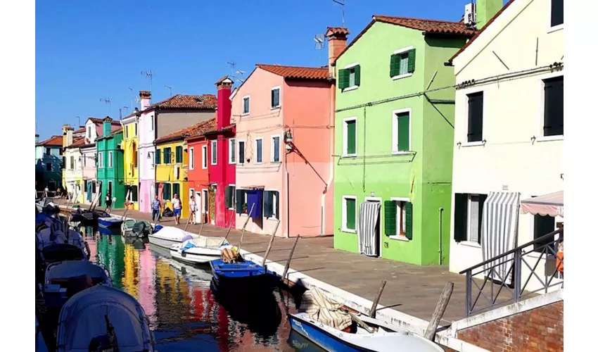 Murano y Burano: Excursión Privada en Barco + Demostración de Soplado de Vidrio y Encaje