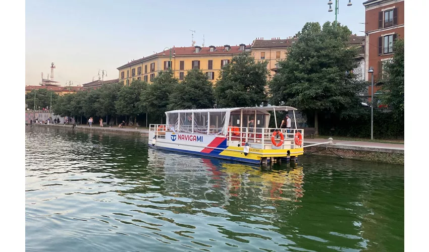 Aperitif by boat on the Navigli