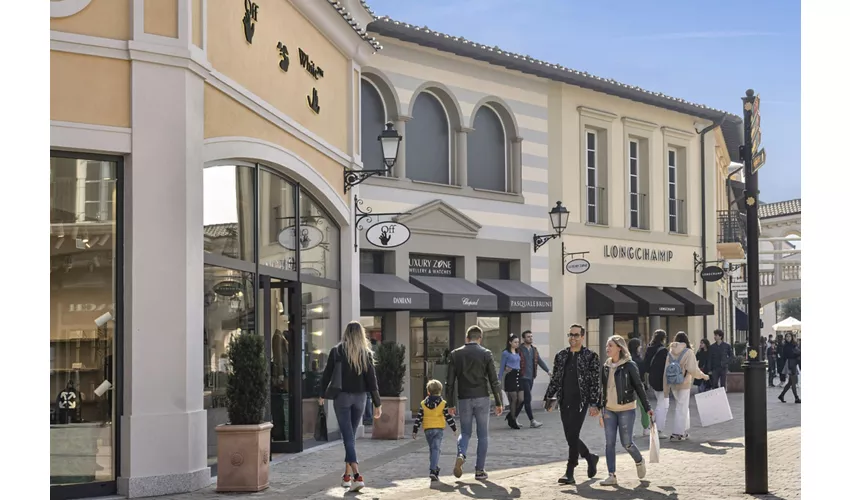 Serravalle Designer Outlet: Roundtrip Shuttle Transfer from Milan