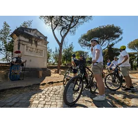 Appia Antica e Catacombe Roma: Tour guidato in E-Bike con trasferimento privato