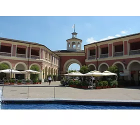 Serravalle Designer Outlet: Viaje de ida y vuelta desde Milan