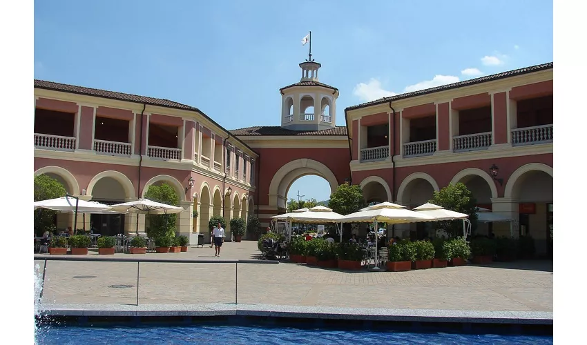 Designer-Outlet Serravalle mit Hin- und Rückfahrt ab Mailand
