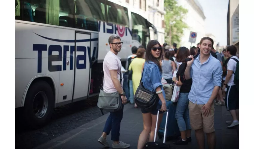 Roma: Trasferimento in bus navetta di sola andata dall'aeroporto di Fiumicino a Roma Termini