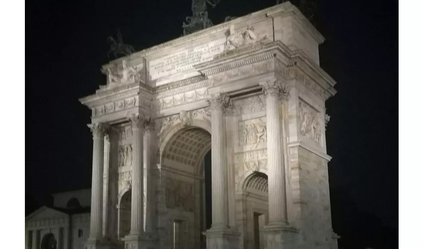 Milano: Tour notturno a piedi per piccoli gruppi